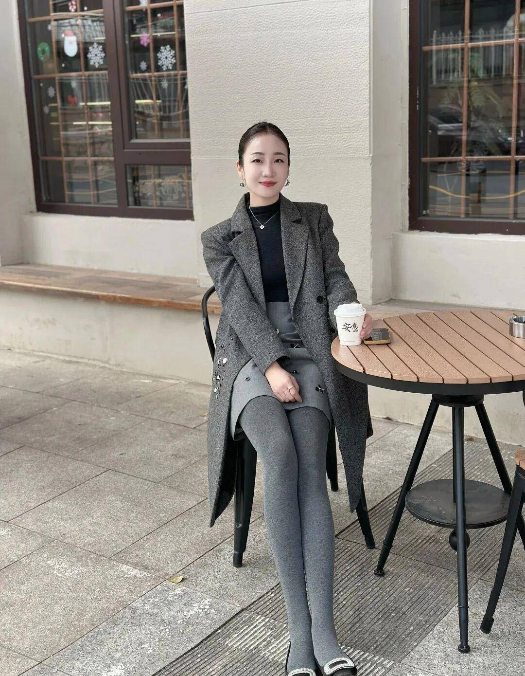 16 công thức diện áo khoác xám "hack dáng" tuyệt đối: Từ công sở đến dạo phố đều đẹp như phim Hàn- Ảnh 7.