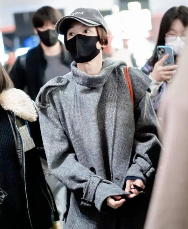 Soi gu thời trang của "Ph&uacute; S&aacute;t Ho&agrave;ng Hậu" Tần Lam: U50 vẫn trẻ ơi l&agrave; trẻ nhờ 2 m&oacute;n đồ "thần th&aacute;nh" ai cũng c&oacute;- Ảnh 6.