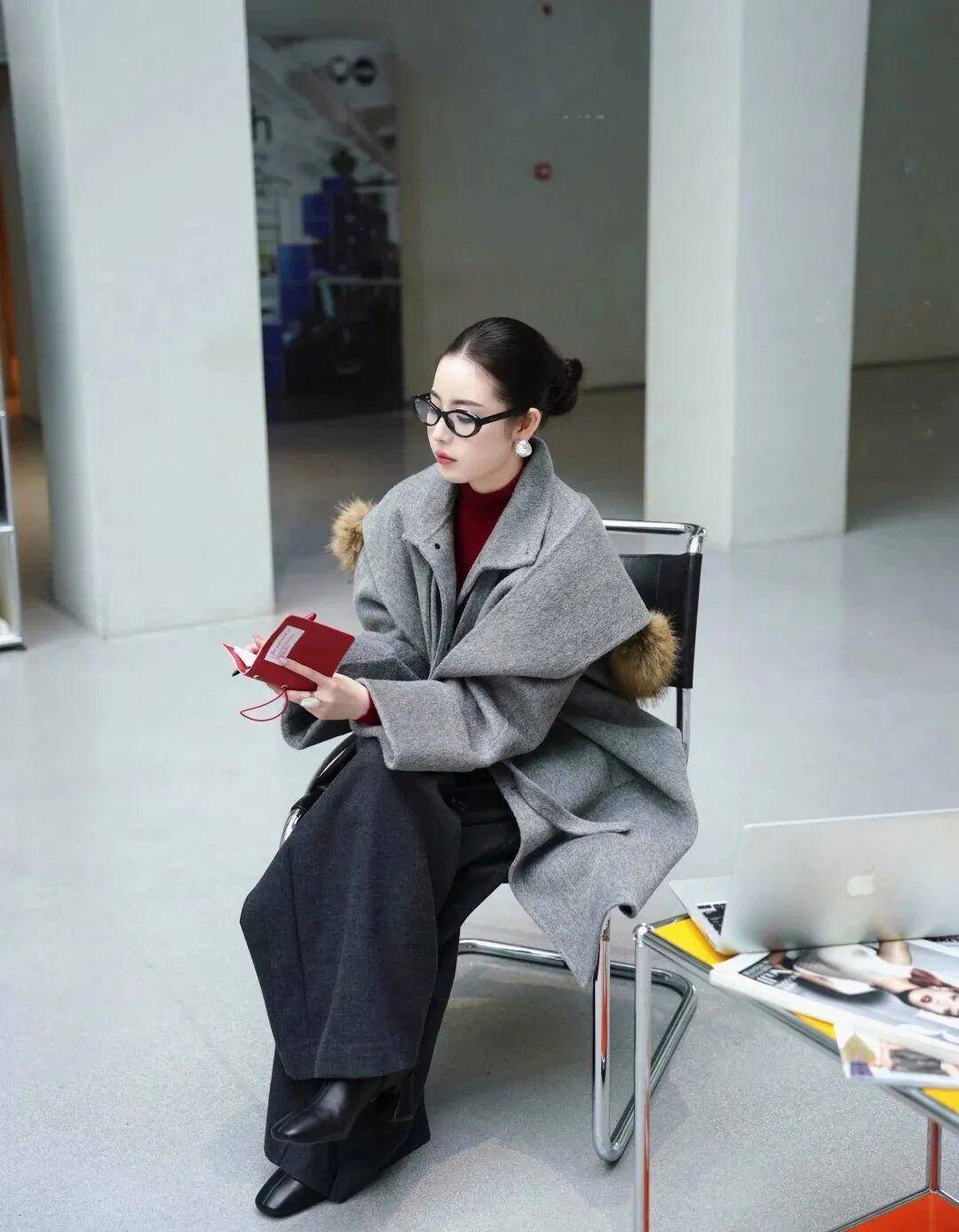 16 c&ocirc;ng thức diện &aacute;o kho&aacute;c x&aacute;m "hack d&aacute;ng" tuyệt đối: Từ c&ocirc;ng sở đến dạo phố đều đẹp như phim H&agrave;n- Ảnh 2.