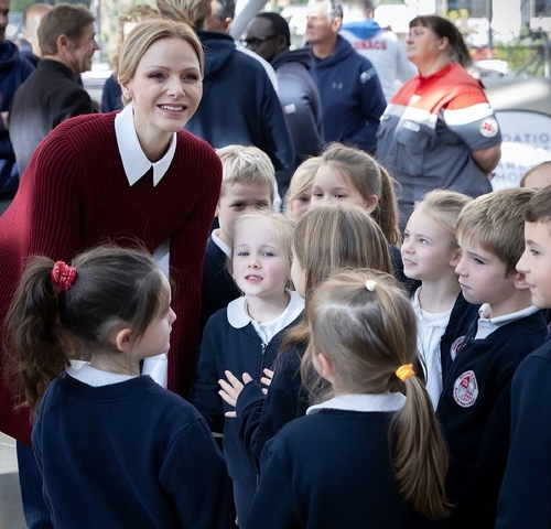 Khi "n&agrave;ng ti&ecirc;n c&aacute;" Charlene th&ocirc;i sầu muộn v&agrave; Vương hậu Letizia bu&ocirc;ng bỏ phấn son- Ảnh 14.