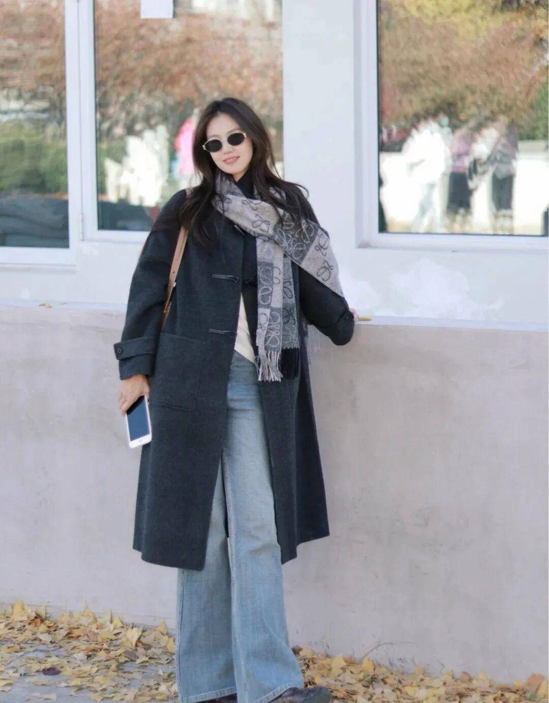 16 công thức diện áo khoác xám "hack dáng" tuyệt đối: Từ công sở đến dạo phố đều đẹp như phim Hàn- Ảnh 12.