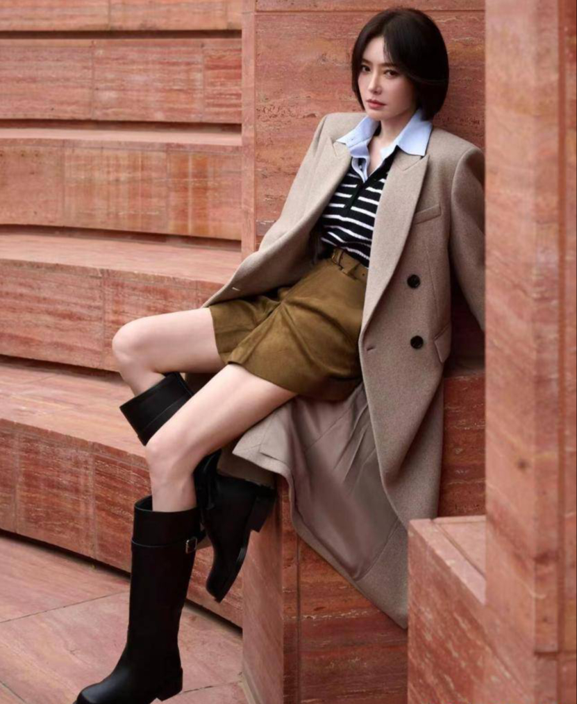 Soi gu thời trang của "Ph&uacute; S&aacute;t Ho&agrave;ng Hậu" Tần Lam: U50 vẫn trẻ ơi l&agrave; trẻ nhờ 2 m&oacute;n đồ "thần th&aacute;nh" ai cũng c&oacute;- Ảnh 7.