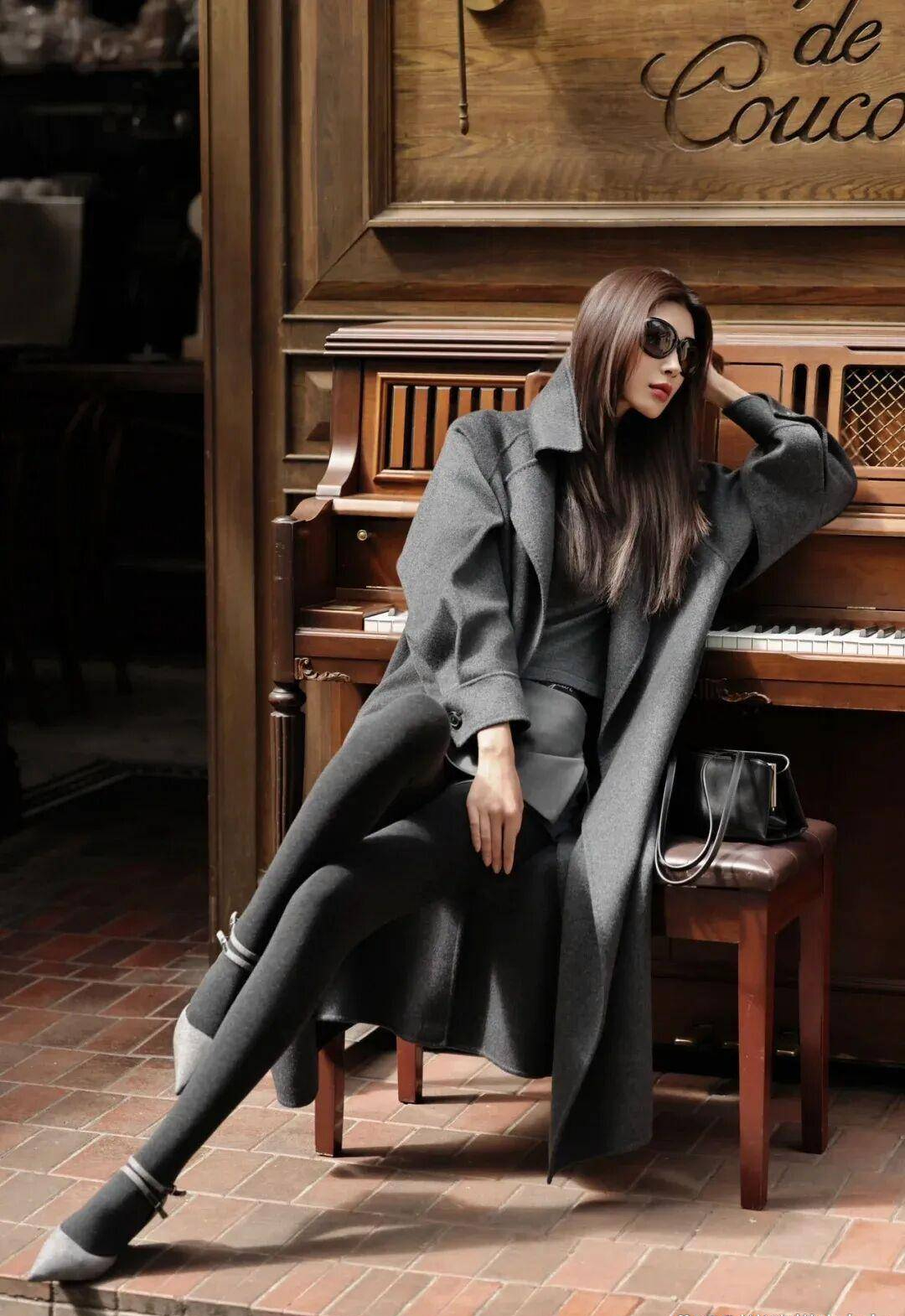 16 c&ocirc;ng thức diện &aacute;o kho&aacute;c x&aacute;m "hack d&aacute;ng" tuyệt đối: Từ c&ocirc;ng sở đến dạo phố đều đẹp như phim H&agrave;n- Ảnh 3.