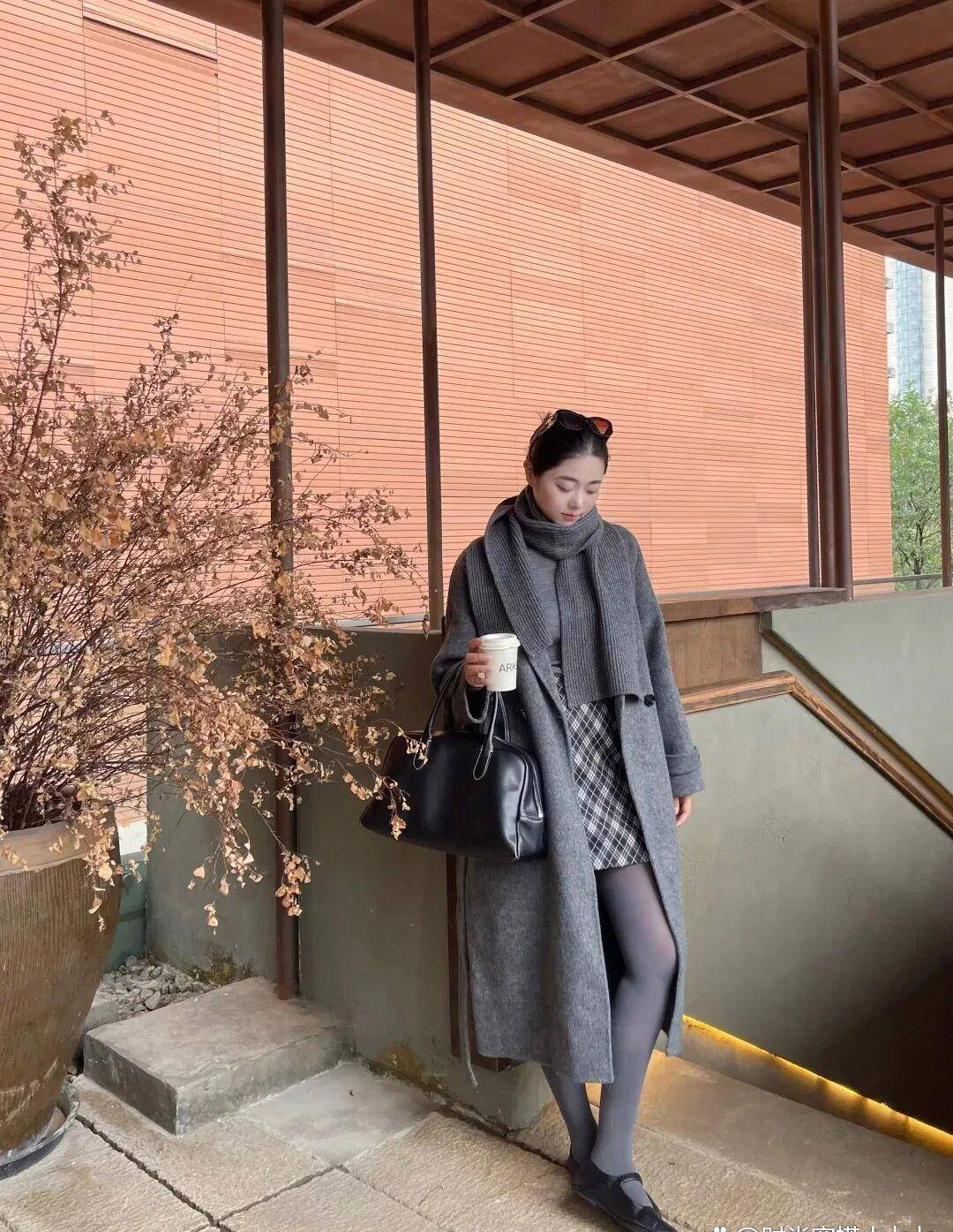 16 công thức diện áo khoác xám "hack dáng" tuyệt đối: Từ công sở đến dạo phố đều đẹp như phim Hàn- Ảnh 9.