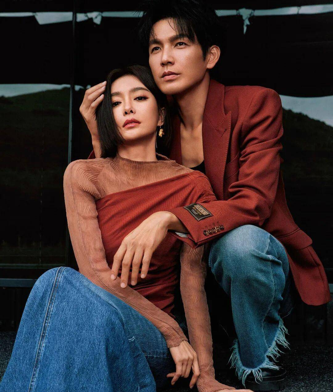 Soi gu thời trang của "Ph&uacute; S&aacute;t Ho&agrave;ng Hậu" Tần Lam: U50 vẫn trẻ ơi l&agrave; trẻ nhờ 2 m&oacute;n đồ "thần th&aacute;nh" ai cũng c&oacute;- Ảnh 1.