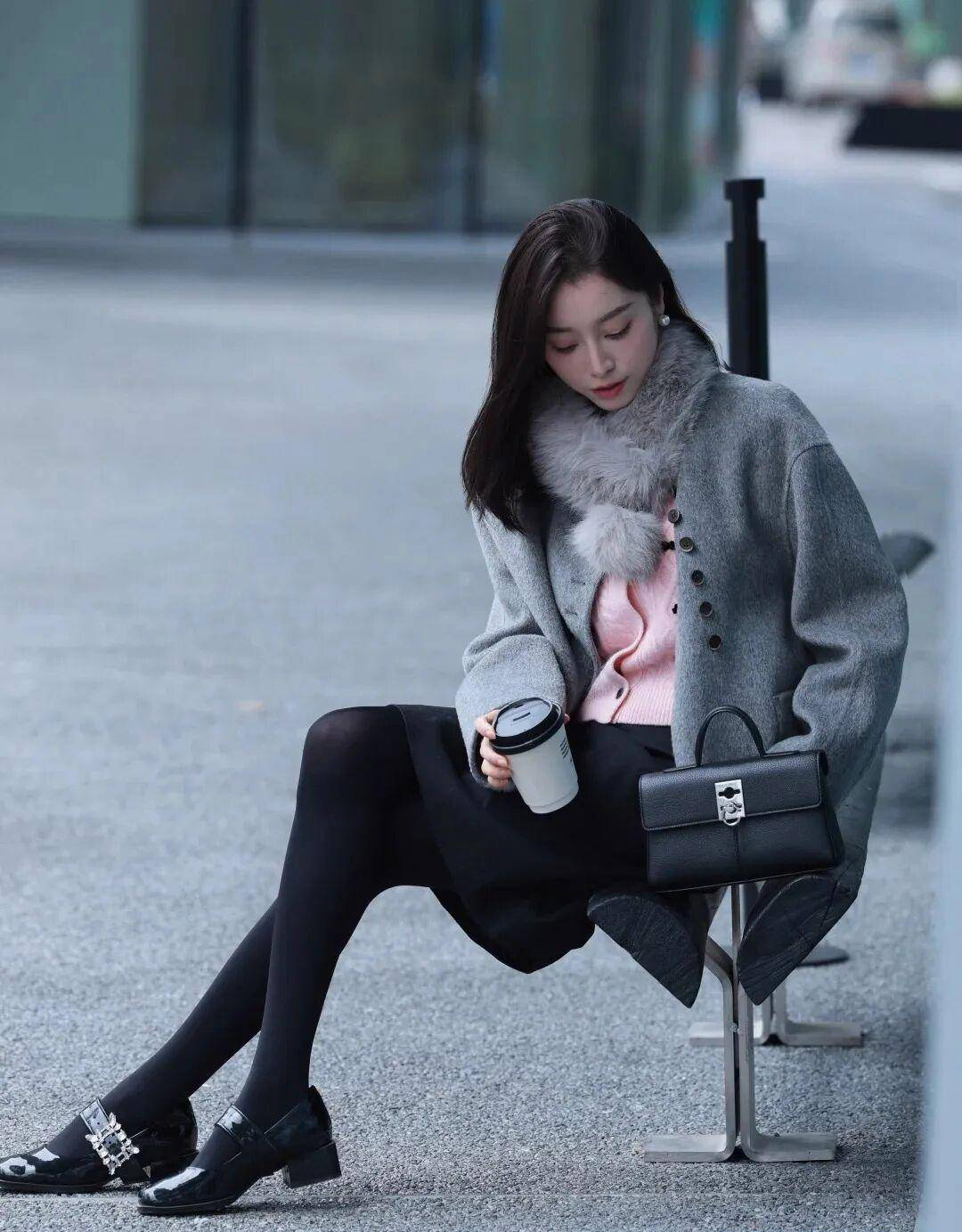 16 công thức diện áo khoác xám "hack dáng" tuyệt đối: Từ công sở đến dạo phố đều đẹp như phim Hàn- Ảnh 5.