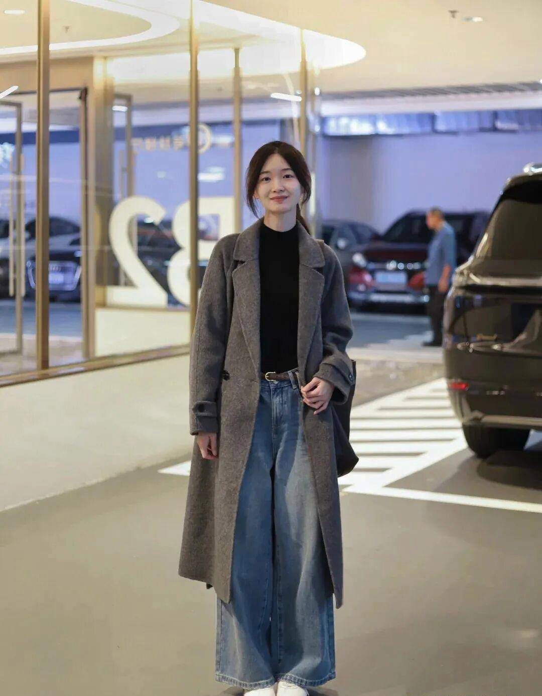 16 công thức diện áo khoác xám "hack dáng" tuyệt đối: Từ công sở đến dạo phố đều đẹp như phim Hàn- Ảnh 15.