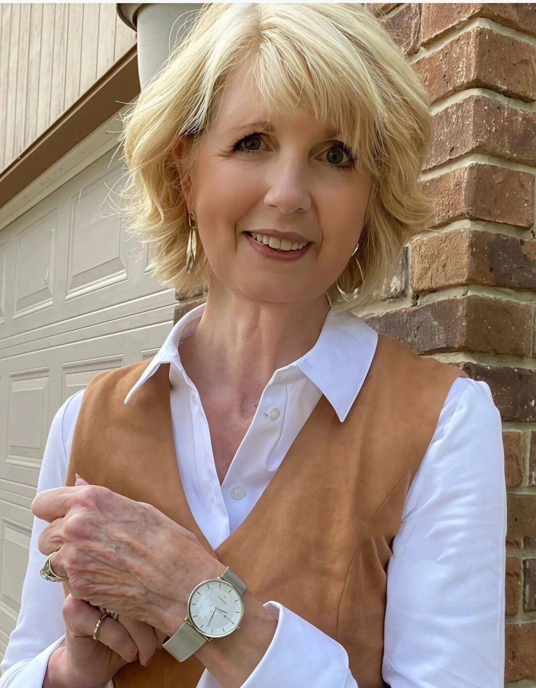 Học phụ nữ Ph&aacute;p c&aacute;ch "gi&agrave; đi ki&ecirc;u h&atilde;nh": T&oacute;c bạc cứ để tự nhi&ecirc;n, qu&ecirc;n ngay những bộ "đồ b&agrave; gi&agrave;" rộng th&ugrave;ng th&igrave;nh- Ảnh 1.