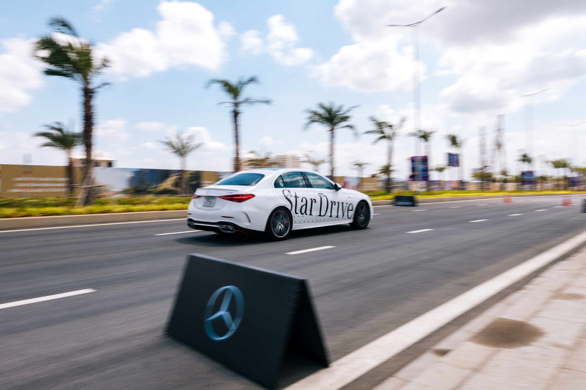 Sự kiện l&aacute;i thử v&agrave; trưng b&agrave;y Mercedes-Benz tại trường đua F1- Ảnh 1.