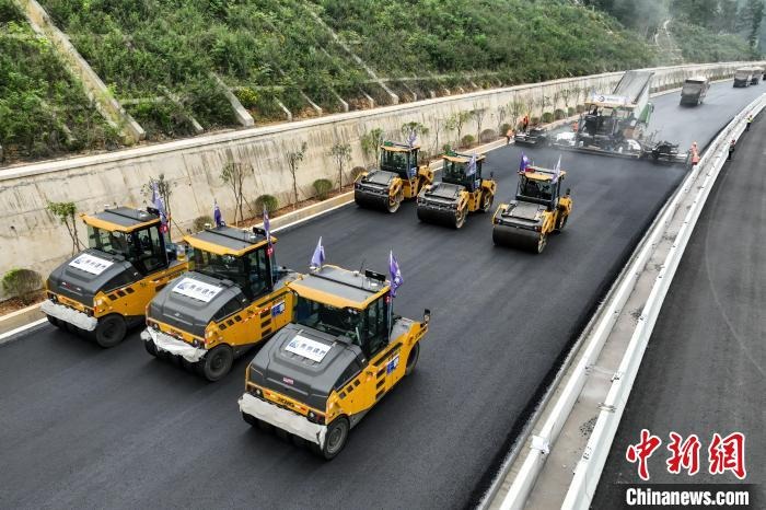 Kỳ tích xây dựng tại Trung Quốc: Rải 8.000 tấn nhựa đường, hoàn thiện tuyến cao tốc huyết mạch chỉ trong 6 giờ - Ảnh 1.