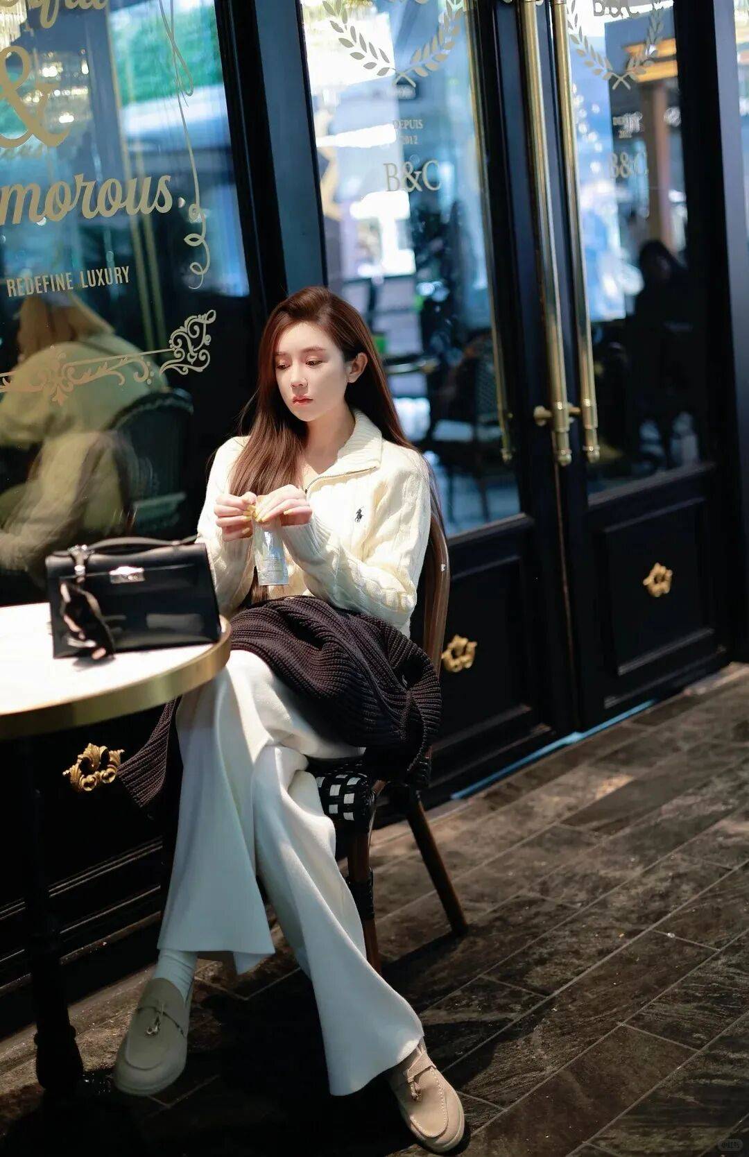 Tủ đồ mùa đông sẽ tẻ nhạt biết bao nếu thiếu chiếc quần trắng: Mặc đi làm hay đi chơi đều được khen tấm tắc- Ảnh 1.