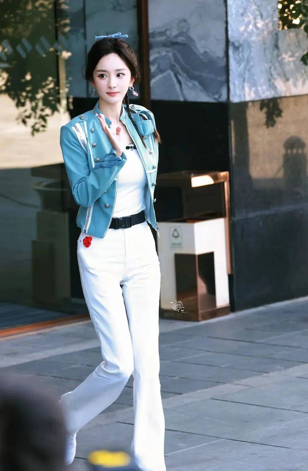 Tủ đồ mùa đông sẽ tẻ nhạt biết bao nếu thiếu chiếc quần trắng: Mặc đi làm hay đi chơi đều được khen tấm tắc- Ảnh 2.