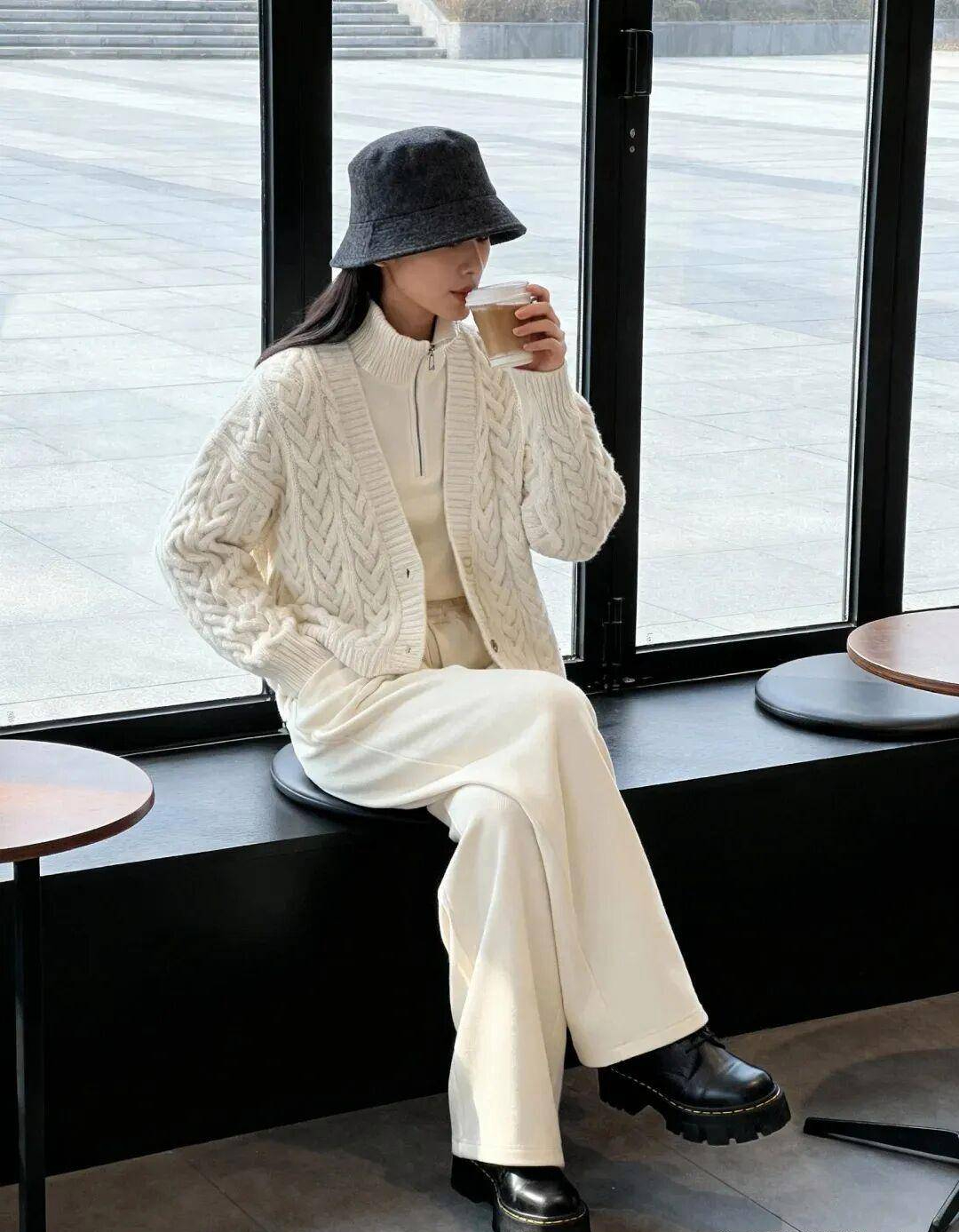 Tủ đồ mùa đông sẽ tẻ nhạt biết bao nếu thiếu chiếc quần trắng: Mặc đi làm hay đi chơi đều được khen tấm tắc- Ảnh 5.