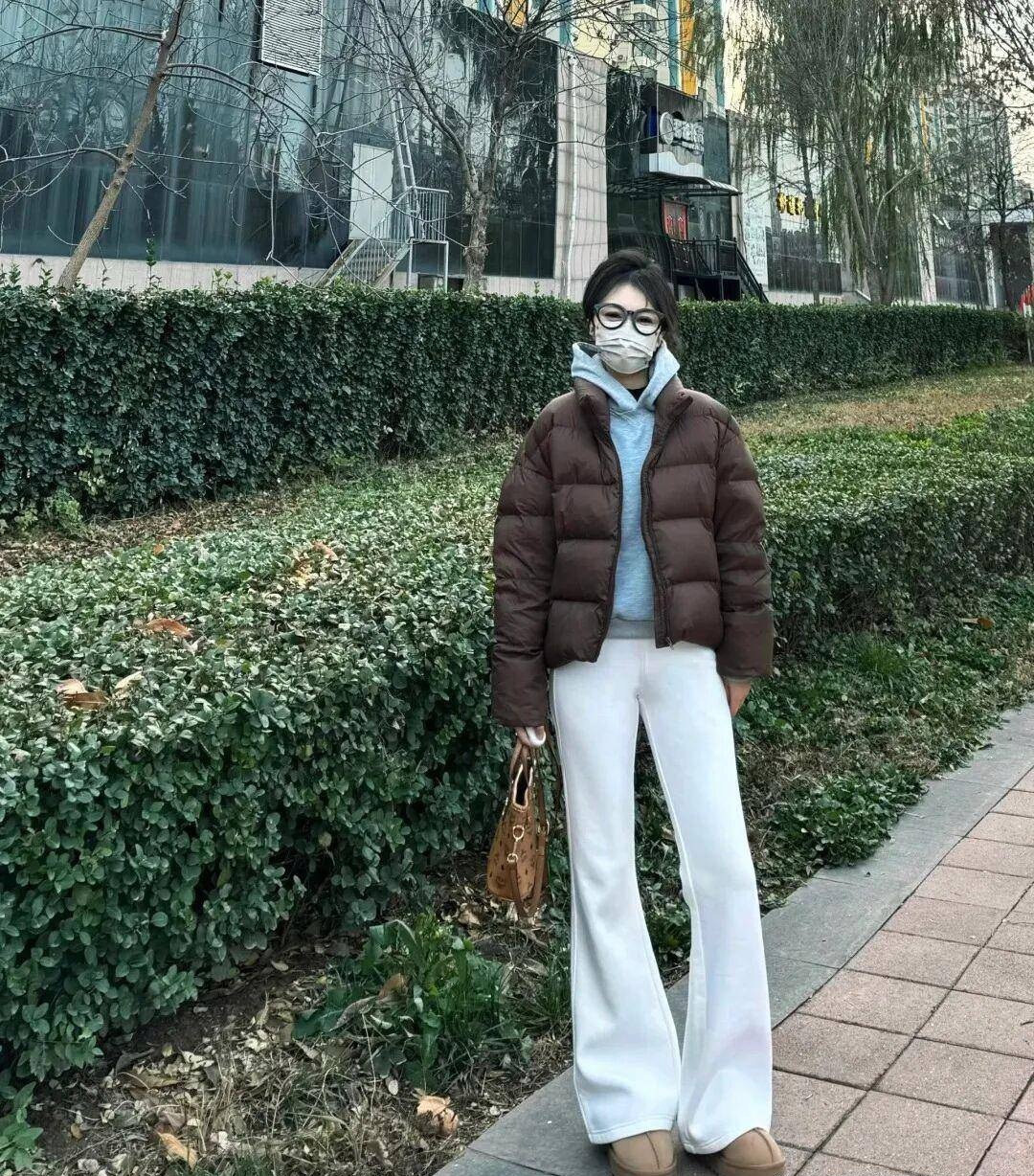 Tủ đồ mùa đông sẽ tẻ nhạt biết bao nếu thiếu chiếc quần trắng: Mặc đi làm hay đi chơi đều được khen tấm tắc- Ảnh 9.