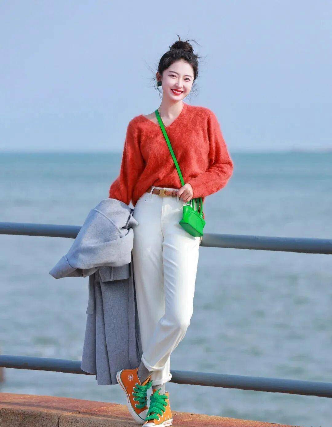 Tủ đồ mùa đông sẽ tẻ nhạt biết bao nếu thiếu chiếc quần trắng: Mặc đi làm hay đi chơi đều được khen tấm tắc- Ảnh 4.