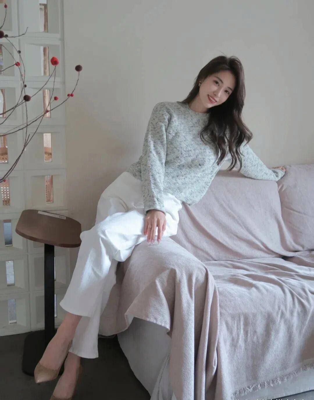 Tủ đồ mùa đông sẽ tẻ nhạt biết bao nếu thiếu chiếc quần trắng: Mặc đi làm hay đi chơi đều được khen tấm tắc- Ảnh 6.