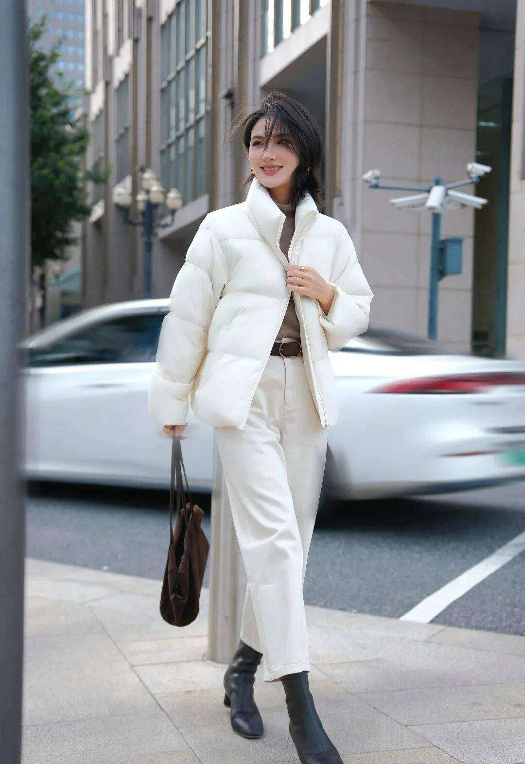 Tủ đồ mùa đông sẽ tẻ nhạt biết bao nếu thiếu chiếc quần trắng: Mặc đi làm hay đi chơi đều được khen tấm tắc- Ảnh 8.