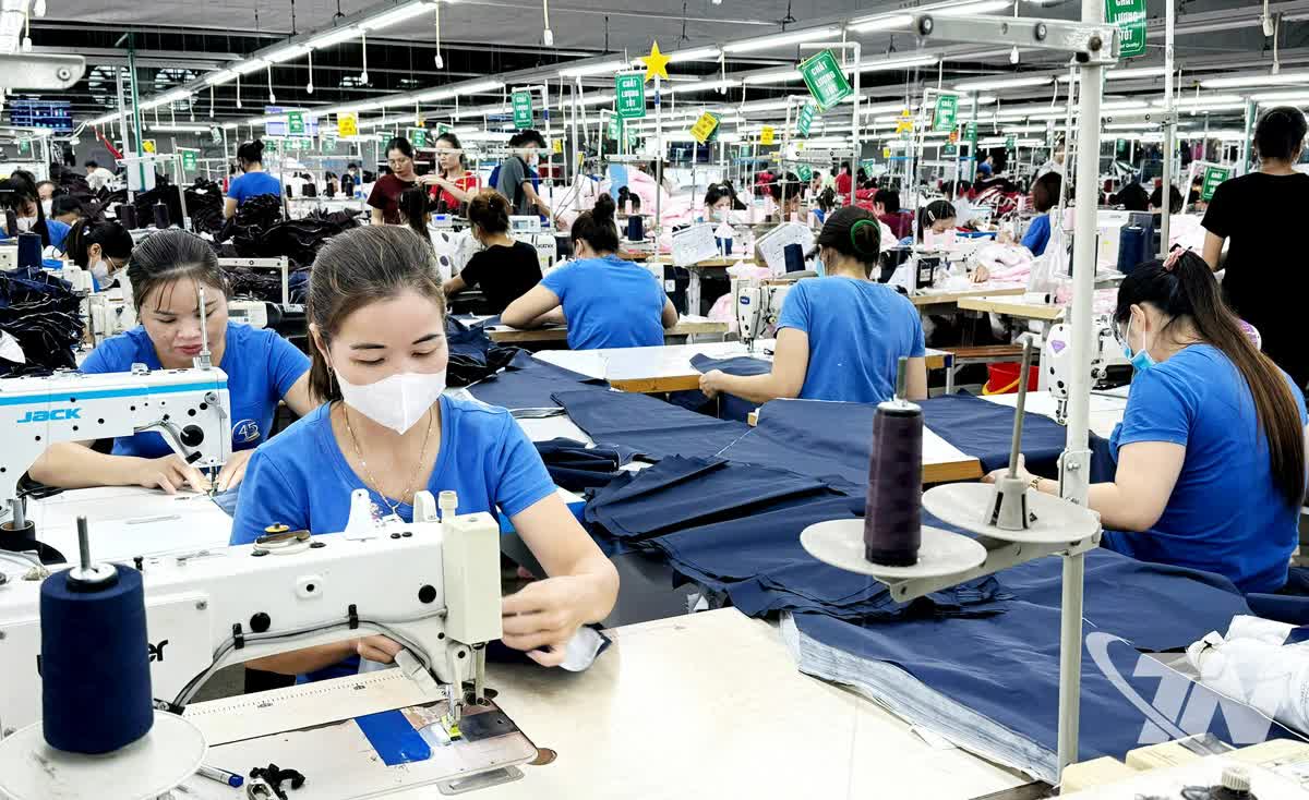 'Trụ đỡ' c&ocirc;ng nghiệp giữ nhịp tăng trưởng- Ảnh 2.