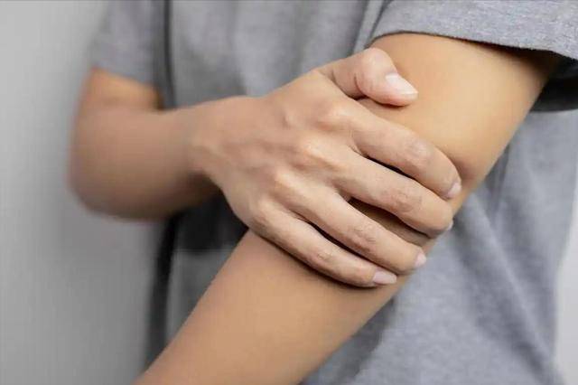 Bất kể nam hay nữ, nếu gặp phải 4 triệu chứng n&agrave;y ở c&aacute;nh tay, rất c&oacute; thể bạn bị ung thư: Dấu hiệu thứ 3 bị bỏ qua nhiều nhất- Ảnh 2.