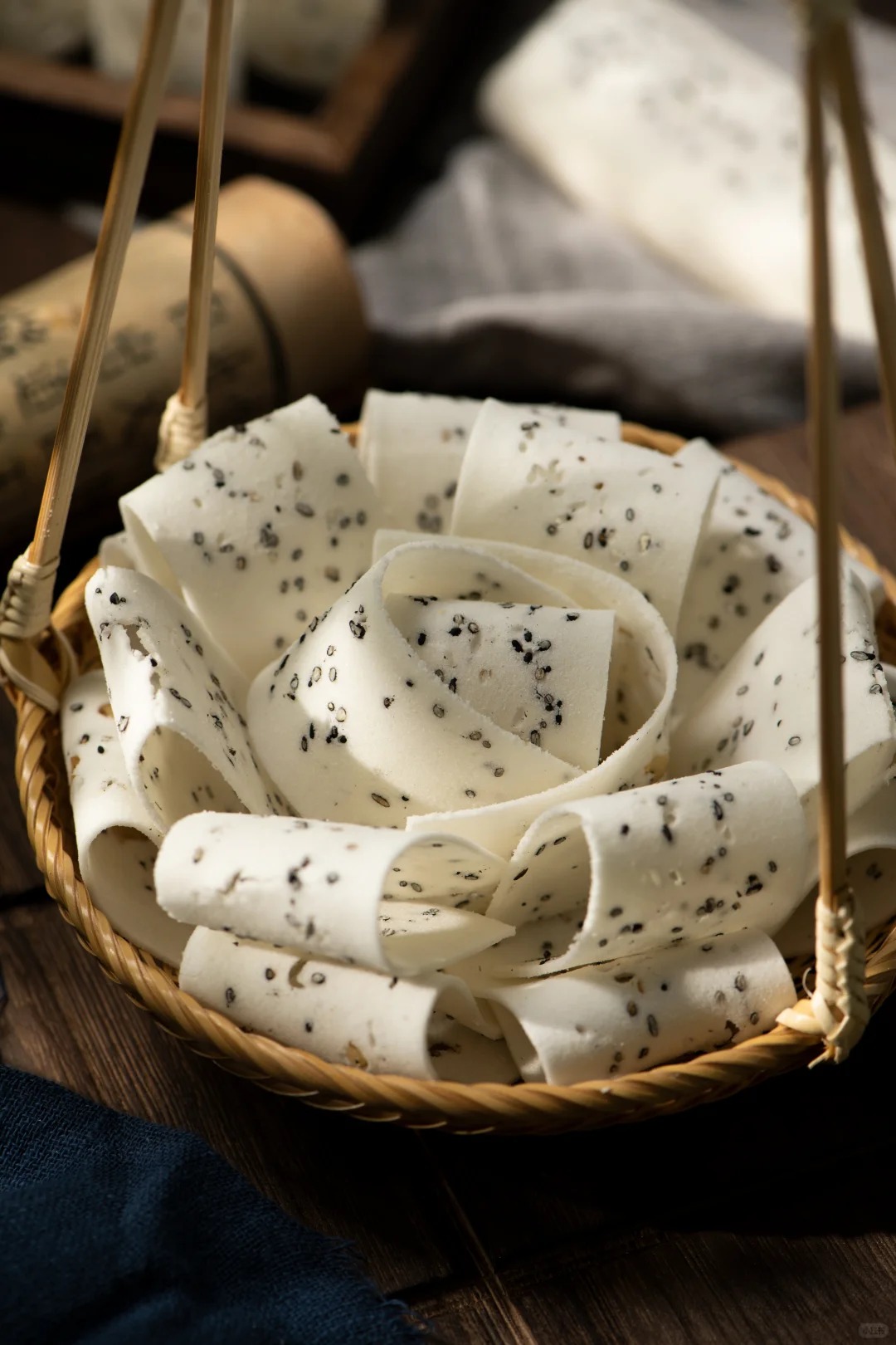 Kỳ lạ món bánh phải "ủ bột" suốt 6 tháng mới được làm, mỏng như giấy, trắng như tuyết khiến vua Càn Long mê mẩn quên cả làm thơ- Ảnh 8. Kỳ lạ món bánh phải "ủ bột" suốt 6 tháng mới được làm, mỏng như giấy, trắng như tuyết khiến vua Càn Long mê mẩn quên cả làm thơ- Ảnh 8.