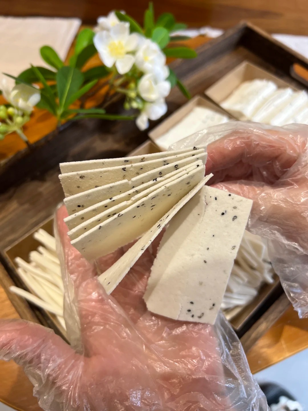 Kỳ lạ món bánh phải "ủ bột" suốt 6 tháng mới được làm, mỏng như giấy, trắng như tuyết khiến vua Càn Long mê mẩn quên cả làm thơ- Ảnh 11. Kỳ lạ món bánh phải "ủ bột" suốt 6 tháng mới được làm, mỏng như giấy, trắng như tuyết khiến vua Càn Long mê mẩn quên cả làm thơ- Ảnh 11.