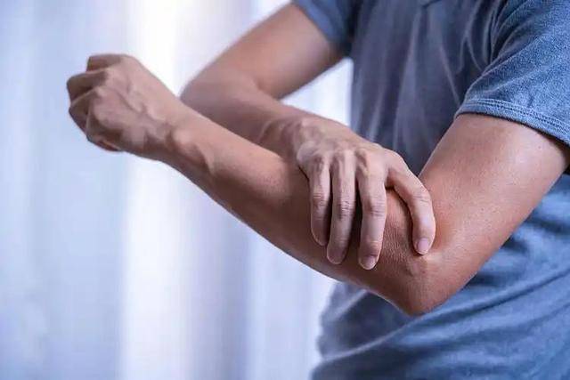 Bất kể nam hay nữ, nếu gặp phải 4 triệu chứng n&agrave;y ở c&aacute;nh tay, rất c&oacute; thể bạn bị ung thư: Dấu hiệu thứ 3 bị bỏ qua nhiều nhất- Ảnh 5.