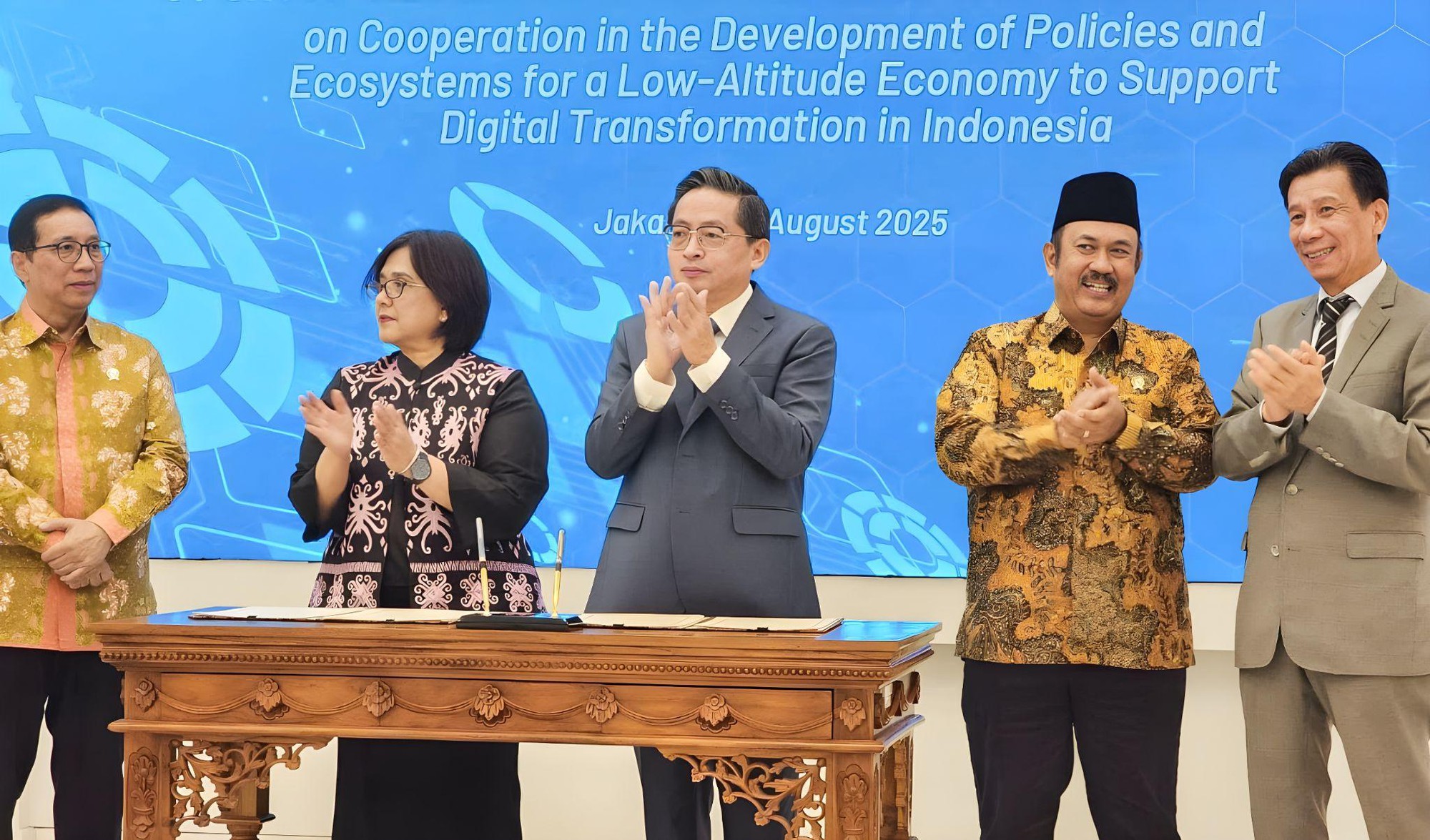 Ai mới thực sự l&agrave; thống lĩnh nền kinh tế n&oacute;ng bỏng c&oacute; t&ecirc;n kh&ocirc;ng gian cận bi&ecirc;n?- Ảnh 2.