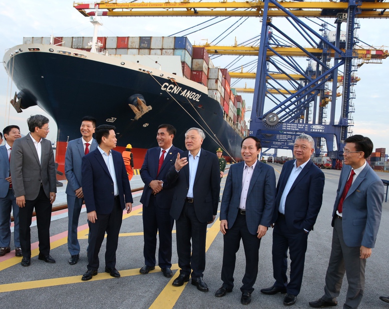 Ph&oacute; Thủ tướng Thường trực kiểm tra t&igrave;nh h&igrave;nh sản xuất kinh doanh Cảng container Quốc tế Hateco Hải Ph&ograve;ng- Ảnh 5.