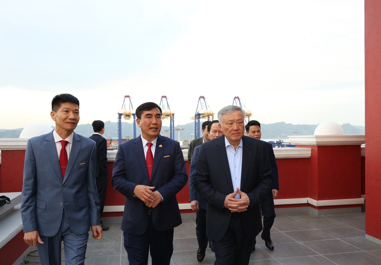 Ph&oacute; Thủ tướng Thường trực kiểm tra t&igrave;nh h&igrave;nh sản xuất kinh doanh Cảng container Quốc tế Hateco Hải Ph&ograve;ng- Ảnh 2.