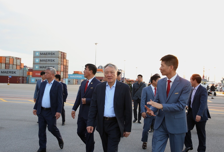 Ph&oacute; Thủ tướng Thường trực kiểm tra t&igrave;nh h&igrave;nh sản xuất kinh doanh Cảng container Quốc tế Hateco Hải Ph&ograve;ng- Ảnh 1.