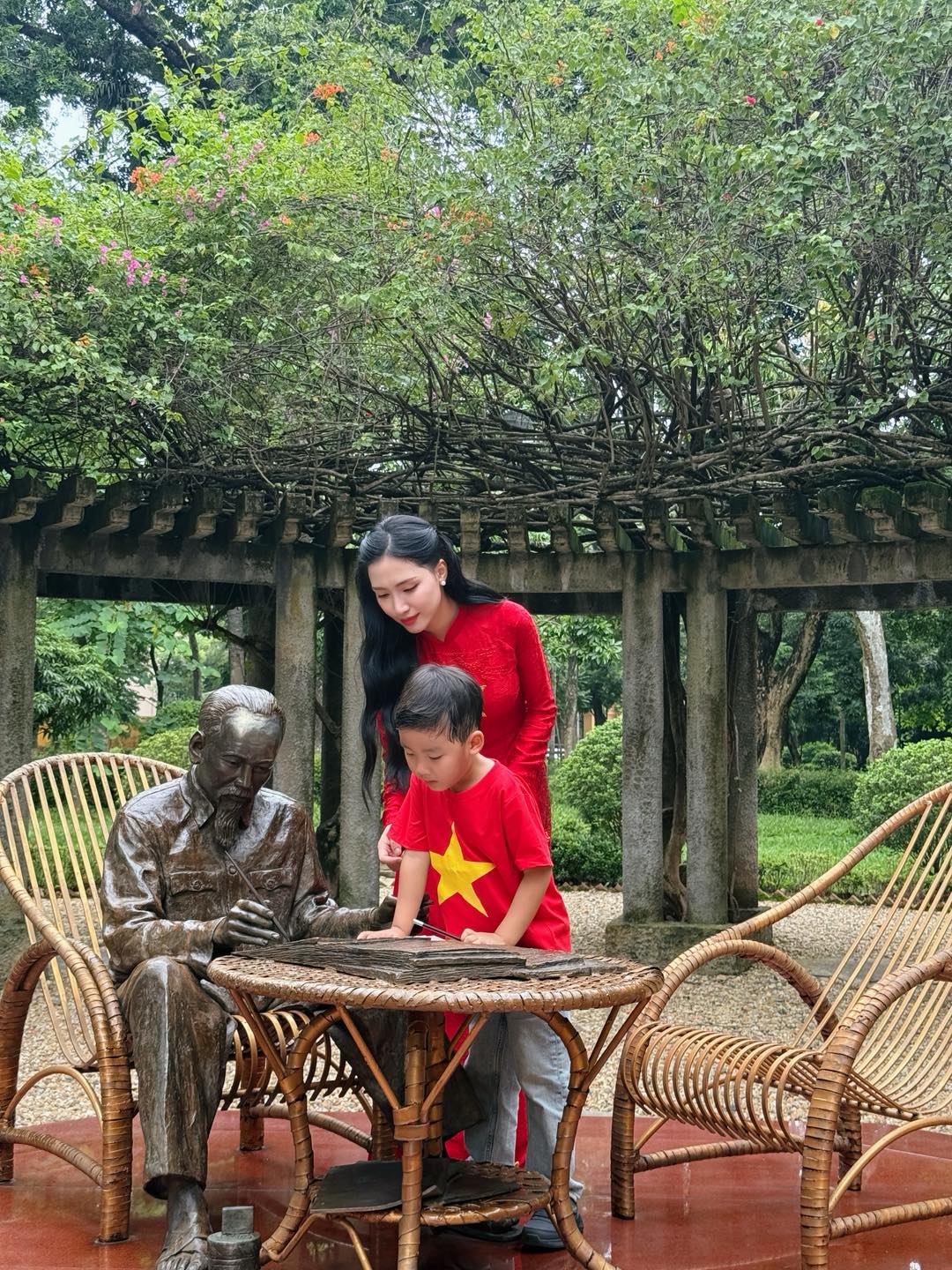 B&eacute; Bo - con trai H&ograve;a Minzy bị thu điện thoại sau m&agrave;n đăng status g&acirc;y b&atilde;o, d&acirc;n t&igrave;nh lại hồi hộp chờ ng&agrave;y b&eacute; "t&aacute;i xuất"- Ảnh 5.