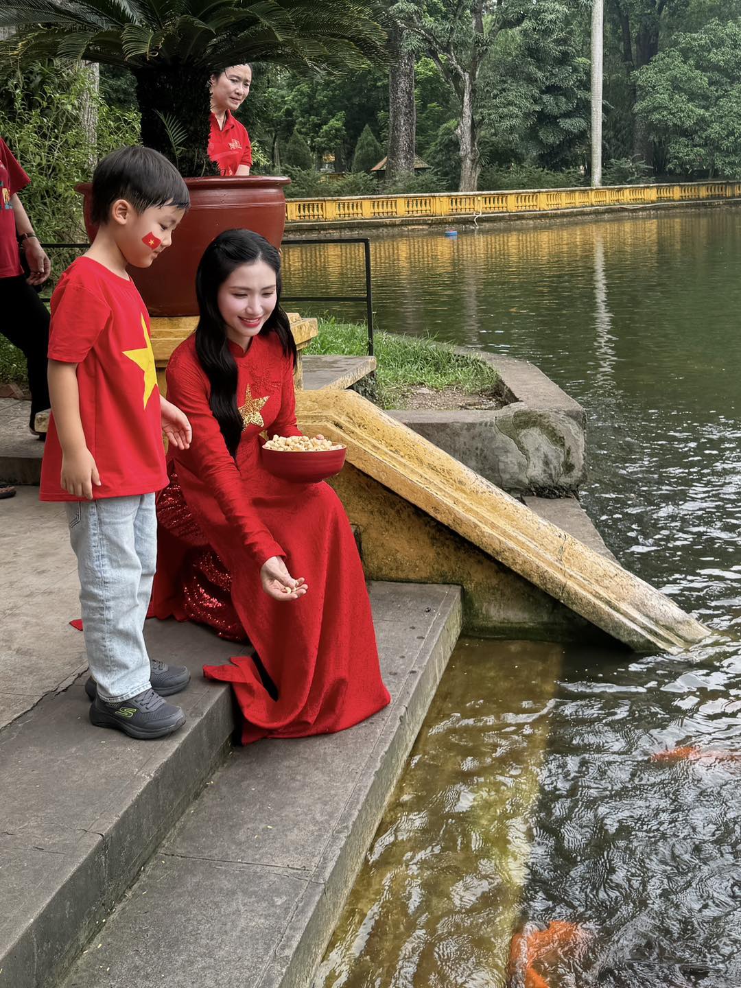 B&eacute; Bo - con trai H&ograve;a Minzy bị thu điện thoại sau m&agrave;n đăng status g&acirc;y b&atilde;o, d&acirc;n t&igrave;nh lại hồi hộp chờ ng&agrave;y b&eacute; "t&aacute;i xuất"- Ảnh 4.