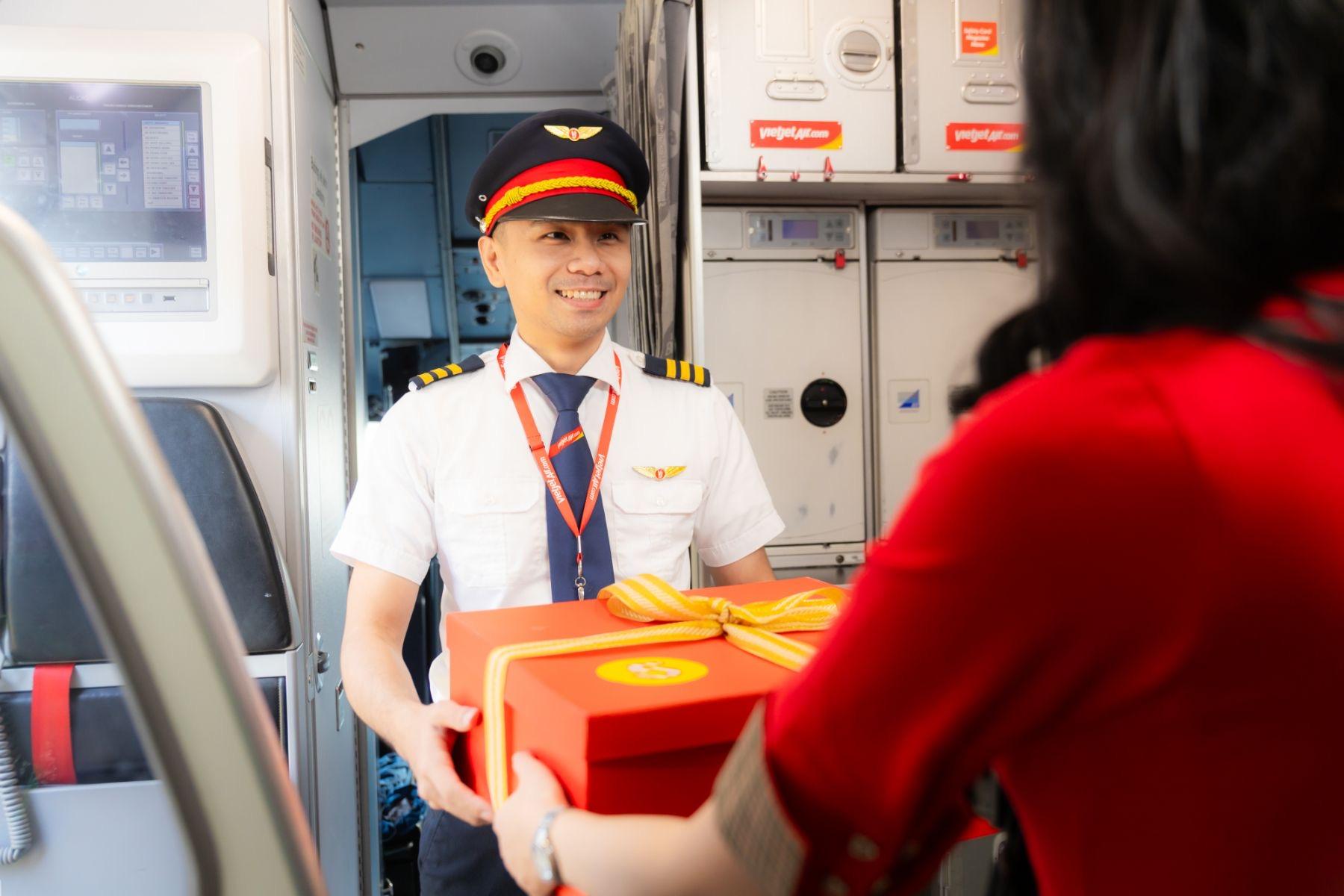 Ngập tr&agrave;n qu&agrave; tặng tr&ecirc;n những chuyến bay Vietjet m&ugrave;a lễ hội Gi&aacute;ng sinh 2025- Ảnh 1.