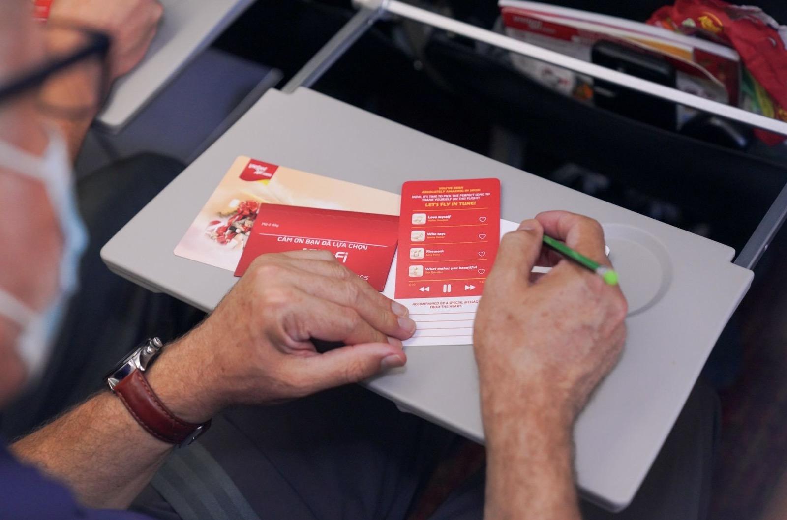 Ngập tr&agrave;n qu&agrave; tặng tr&ecirc;n những chuyến bay Vietjet m&ugrave;a lễ hội Gi&aacute;ng sinh 2025- Ảnh 6.