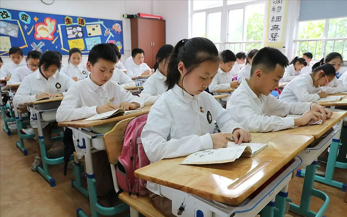 Học sinh phải nhập viện sau khi bị y&ecirc;u cầu ra h&agrave;nh lang l&agrave;m b&agrave;i tập, phụ huynh tức giận đ&ograve;i bồi thường hơn 350 triệu- Ảnh 2.