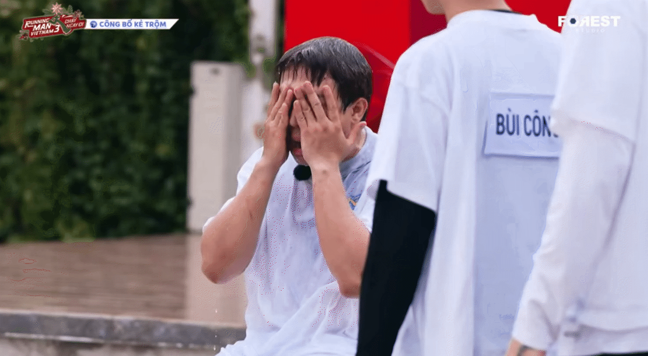 C&ocirc; b&eacute; bật kh&oacute;c nức nở khi thấy ch&uacute; Trấn Th&agrave;nh bị lừa tại Running Man Việt Nam: &ldquo;Khổ chủ&rdquo; cũng phải l&ecirc;n tiếng trấn an- Ảnh 3.