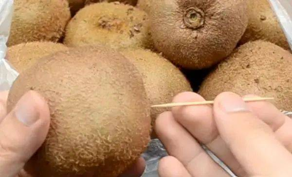 Cắm 1 c&acirc;y tăm v&agrave;o quả kiwi, hiệu quả "v&agrave;ng mười" khiến nhiều người bất ngờ- Ảnh 1.