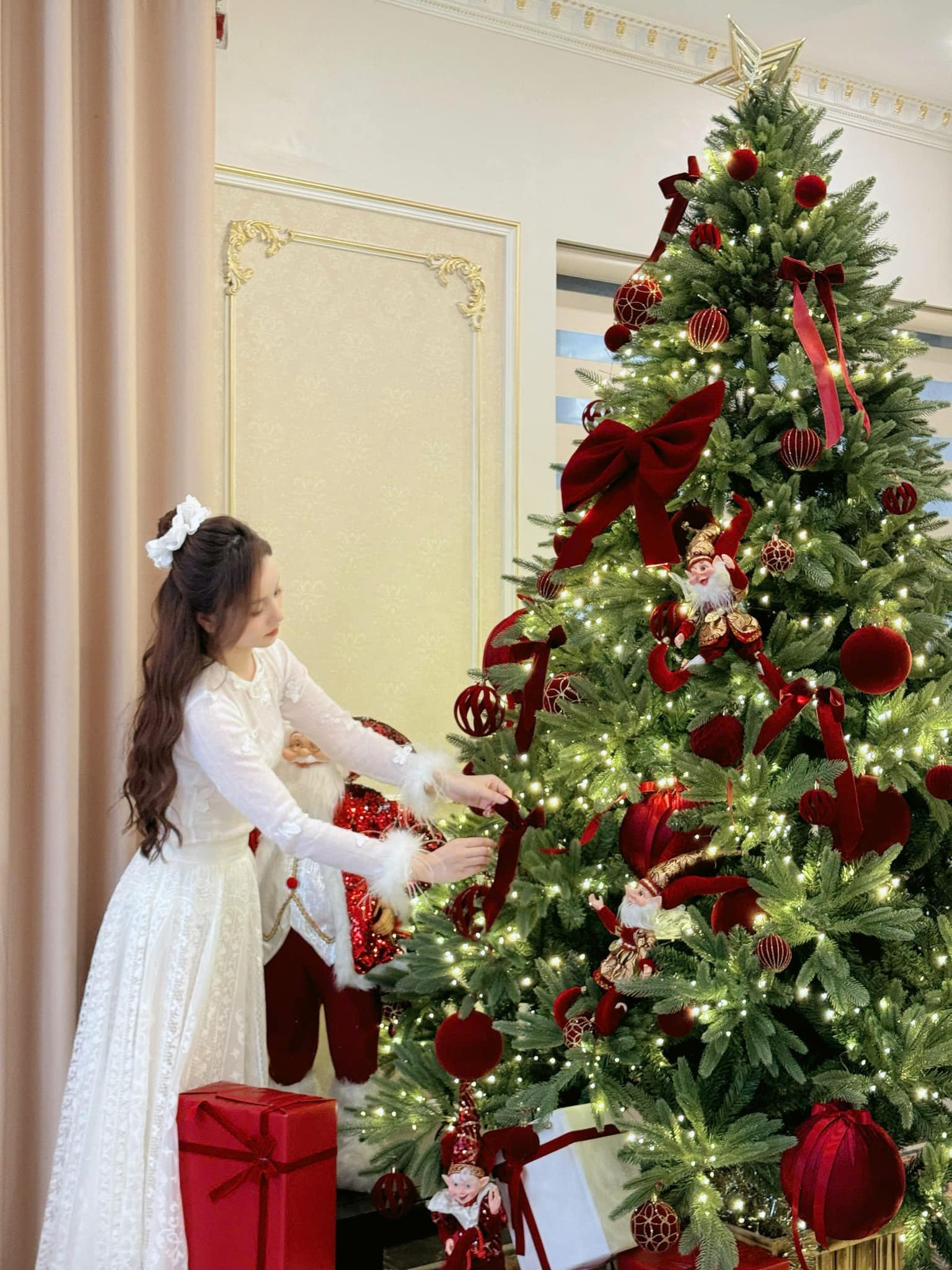 Ph&uacute; b&agrave; sống trong dinh thự triệu đ&ocirc; bắt đầu trang tr&iacute; Noel, nhưng c&aacute;ch c&ocirc; dạy con mới khiến mọi người nể phục- Ảnh 17.