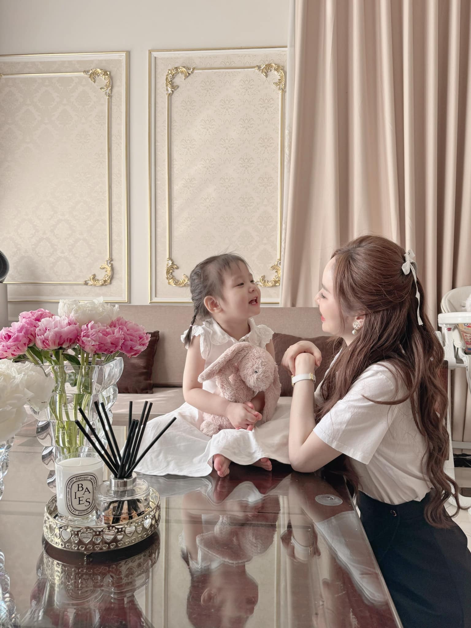 Ph&uacute; b&agrave; sống trong dinh thự triệu đ&ocirc; bắt đầu trang tr&iacute; Noel, nhưng c&aacute;ch c&ocirc; dạy con mới khiến mọi người nể phục- Ảnh 2.