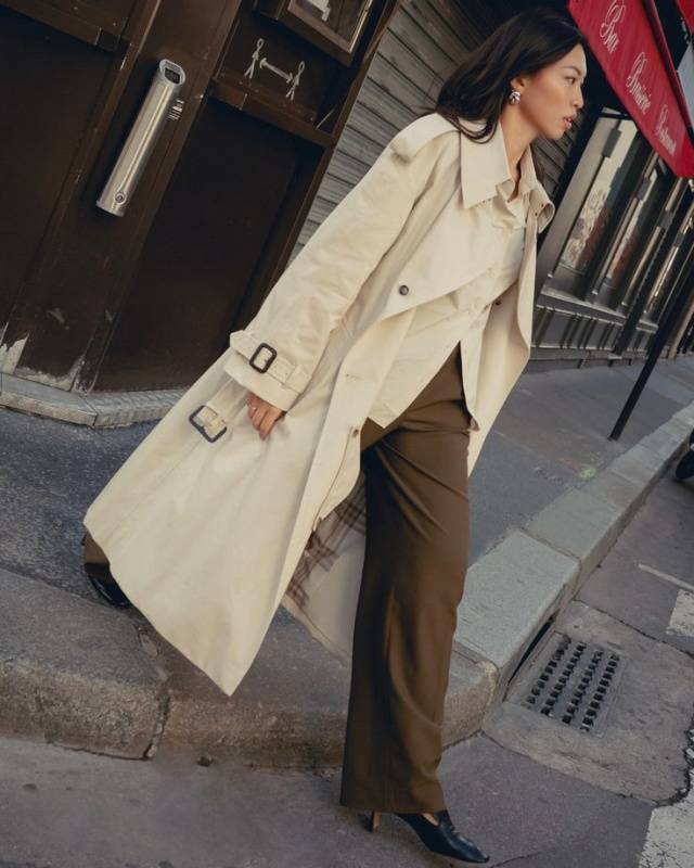 Đ&ocirc;ng n&agrave;y muốn "sang lấn &aacute;t", cứ combo &aacute;o kho&aacute;c d&aacute;ng d&agrave;i + quần m&agrave; diện: Vừa giấu d&aacute;ng đỉnh cao, vừa c&oacute; kh&iacute; chất "người phụ nữ th&agrave;nh đạt"- Ảnh 5.