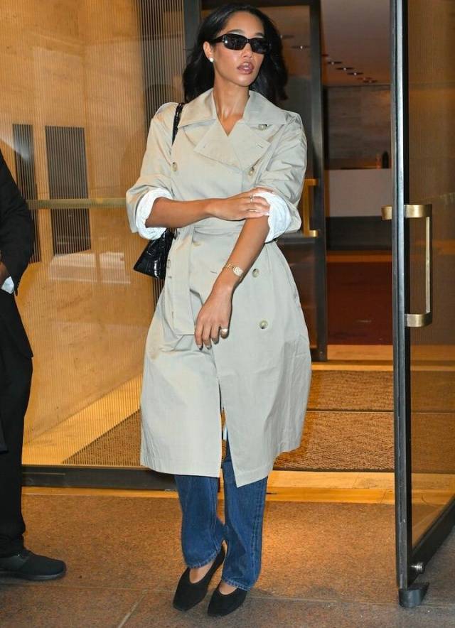 Đ&ocirc;ng n&agrave;y muốn "sang lấn &aacute;t", cứ combo &aacute;o kho&aacute;c d&aacute;ng d&agrave;i + quần m&agrave; diện: Vừa giấu d&aacute;ng đỉnh cao, vừa c&oacute; kh&iacute; chất "người phụ nữ th&agrave;nh đạt"- Ảnh 11.