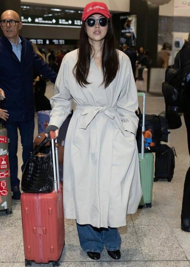 Đ&ocirc;ng n&agrave;y muốn "sang lấn &aacute;t", cứ combo &aacute;o kho&aacute;c d&aacute;ng d&agrave;i + quần m&agrave; diện: Vừa giấu d&aacute;ng đỉnh cao, vừa c&oacute; kh&iacute; chất "người phụ nữ th&agrave;nh đạt"- Ảnh 12.