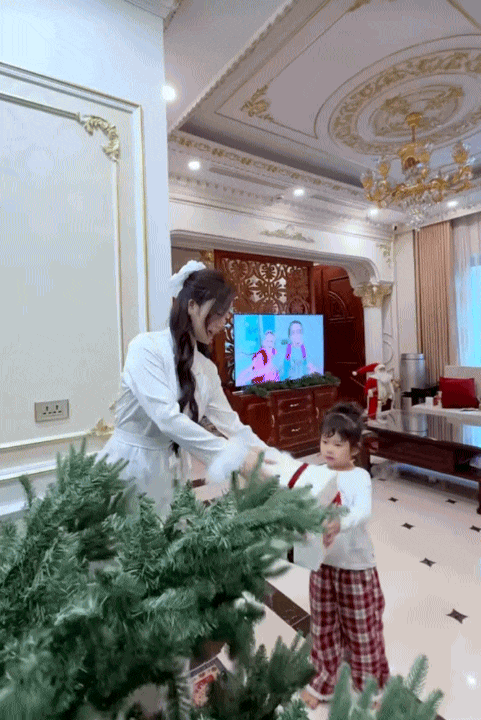 Ph&uacute; b&agrave; sống trong dinh thự triệu đ&ocirc; bắt đầu trang tr&iacute; Noel, nhưng c&aacute;ch c&ocirc; dạy con mới khiến mọi người nể phục- Ảnh 7.