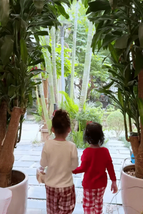 Ph&uacute; b&agrave; sống trong dinh thự triệu đ&ocirc; bắt đầu trang tr&iacute; Noel, nhưng c&aacute;ch c&ocirc; dạy con mới khiến mọi người nể phục- Ảnh 14.