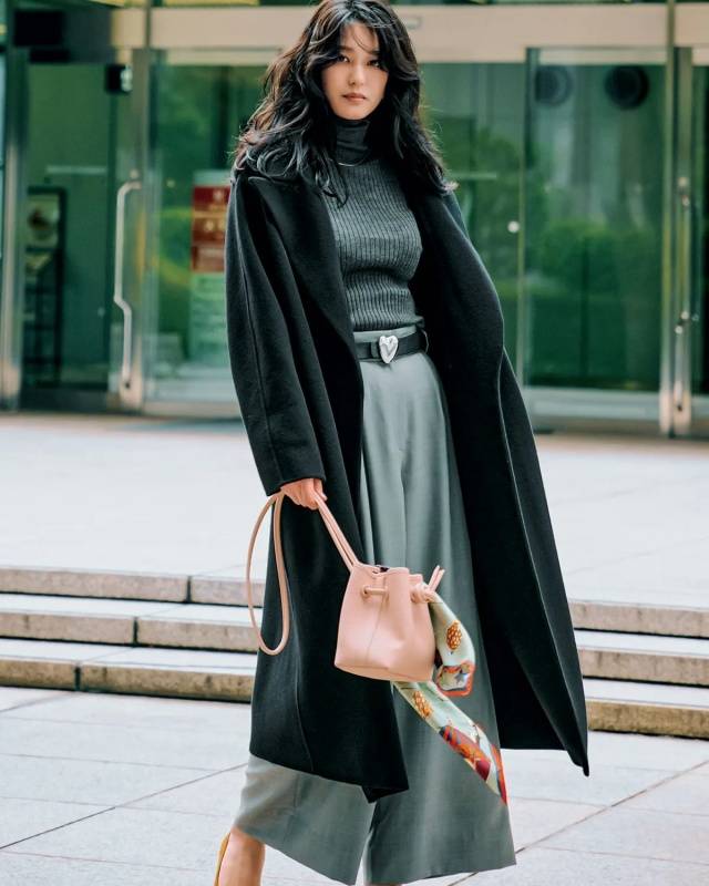 H&oacute;a ra level sang chảnh gấp 10 lần của &aacute;o kho&aacute;c đen kh&ocirc;ng nằm ở gi&aacute; tiền, m&agrave; giấu k&iacute;n trong 2 từ kh&oacute;a n&agrave;y!- Ảnh 11.