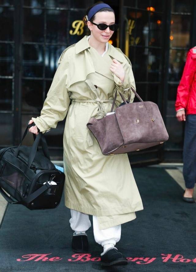 Đ&ocirc;ng n&agrave;y muốn "sang lấn &aacute;t", cứ combo &aacute;o kho&aacute;c d&aacute;ng d&agrave;i + quần m&agrave; diện: Vừa giấu d&aacute;ng đỉnh cao, vừa c&oacute; kh&iacute; chất "người phụ nữ th&agrave;nh đạt"- Ảnh 14.