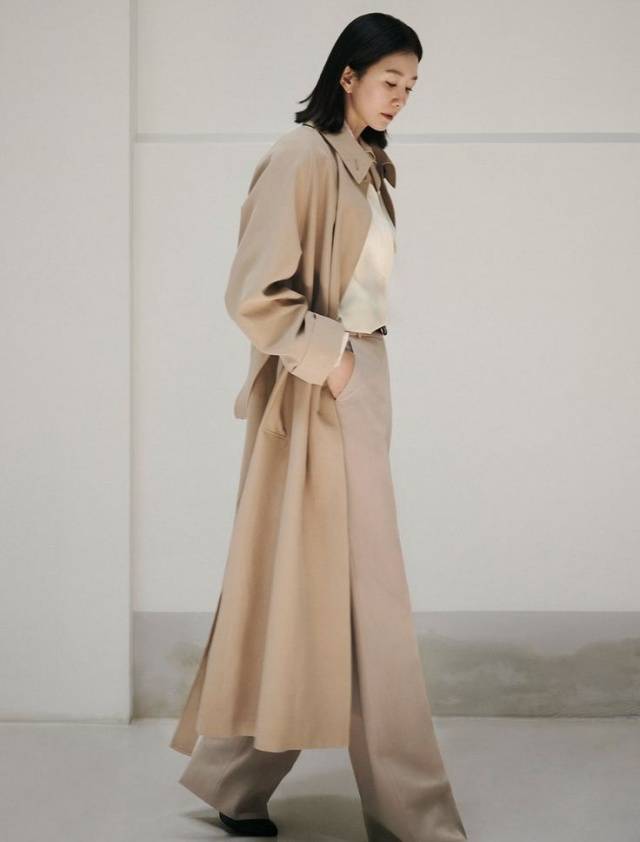 Đ&ocirc;ng n&agrave;y muốn "sang lấn &aacute;t", cứ combo &aacute;o kho&aacute;c d&aacute;ng d&agrave;i + quần m&agrave; diện: Vừa giấu d&aacute;ng đỉnh cao, vừa c&oacute; kh&iacute; chất "người phụ nữ th&agrave;nh đạt"- Ảnh 6.