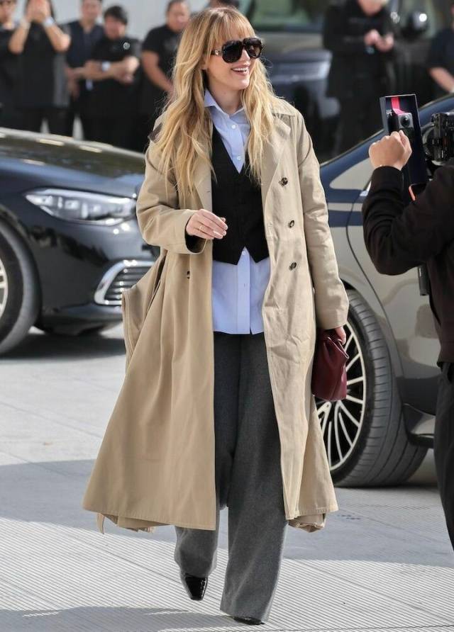 Đ&ocirc;ng n&agrave;y muốn "sang lấn &aacute;t", cứ combo &aacute;o kho&aacute;c d&aacute;ng d&agrave;i + quần m&agrave; diện: Vừa giấu d&aacute;ng đỉnh cao, vừa c&oacute; kh&iacute; chất "người phụ nữ th&agrave;nh đạt"- Ảnh 13.