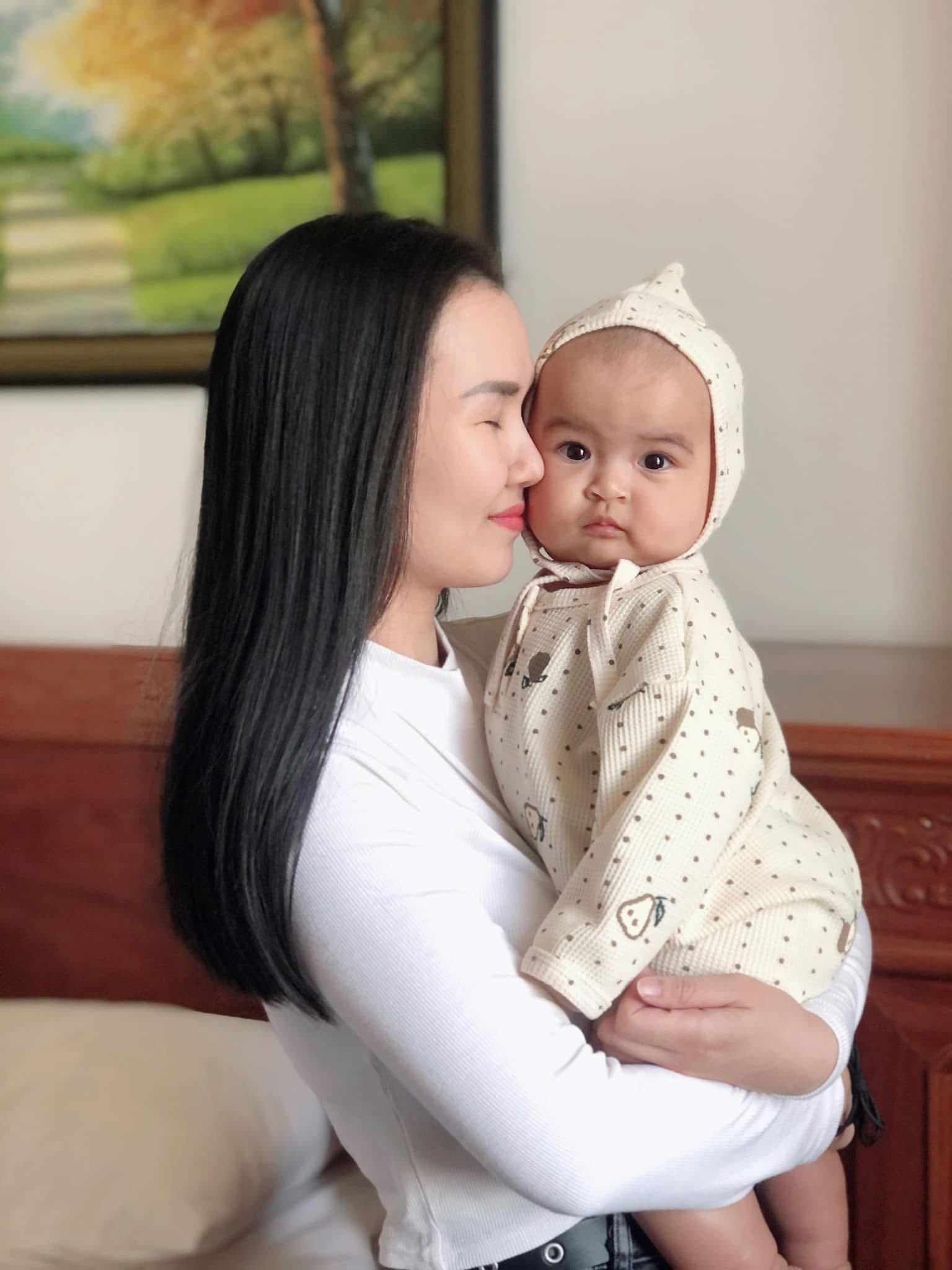 
Con g&aacute;i lớn bật kh&oacute;c m&aacute;ch mẹ v&igrave; bị em tr&ecirc;u, mẹ V&otilde; Hạ Tr&acirc;m xử l&yacute; theo c&aacute;ch kh&ocirc;ng ai ngờ tới- Ảnh 6.