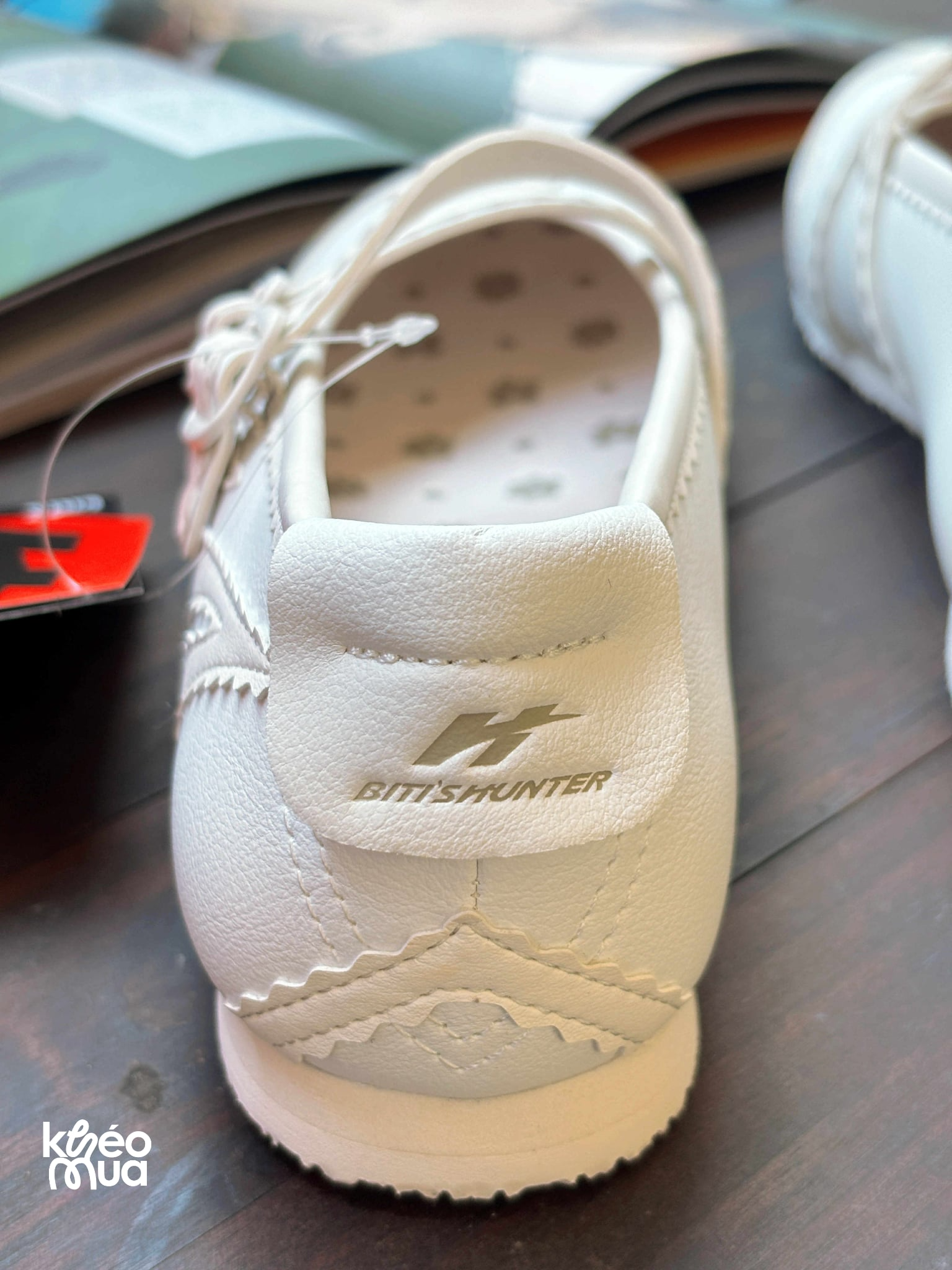 Đ&ocirc;i gi&agrave;y &ldquo;vừa ra mắt đ&atilde; qu&aacute; kh&oacute; để mua&rdquo; của Biti&rsquo;s: D&aacute;ng quốc tế, gi&aacute; Việt Nam v&agrave; tranh c&atilde;i s&ocirc;i nổi giữa &ldquo;mua h&agrave;ng hiệu&rdquo; hay &ldquo;vừa gi&aacute;&rdquo; mới l&agrave; tối ưu?- Ảnh 6.